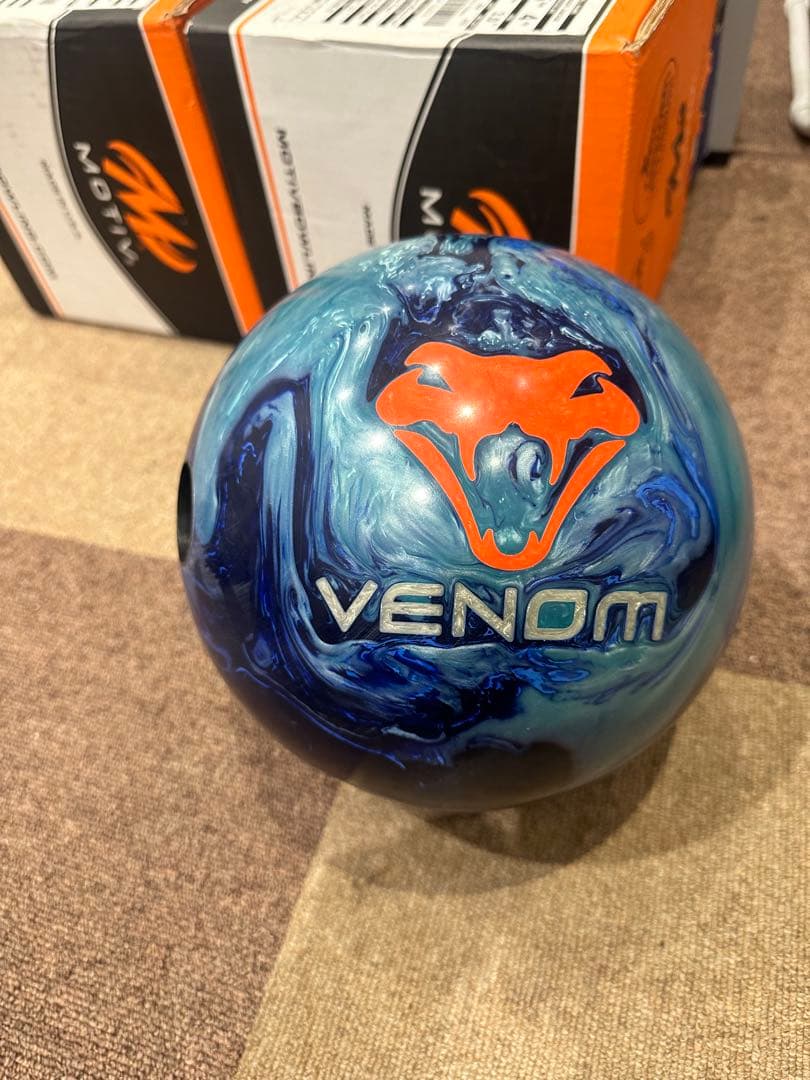モーティブ　ブルーコーラルベノム　15ポンド　ボウリングボール