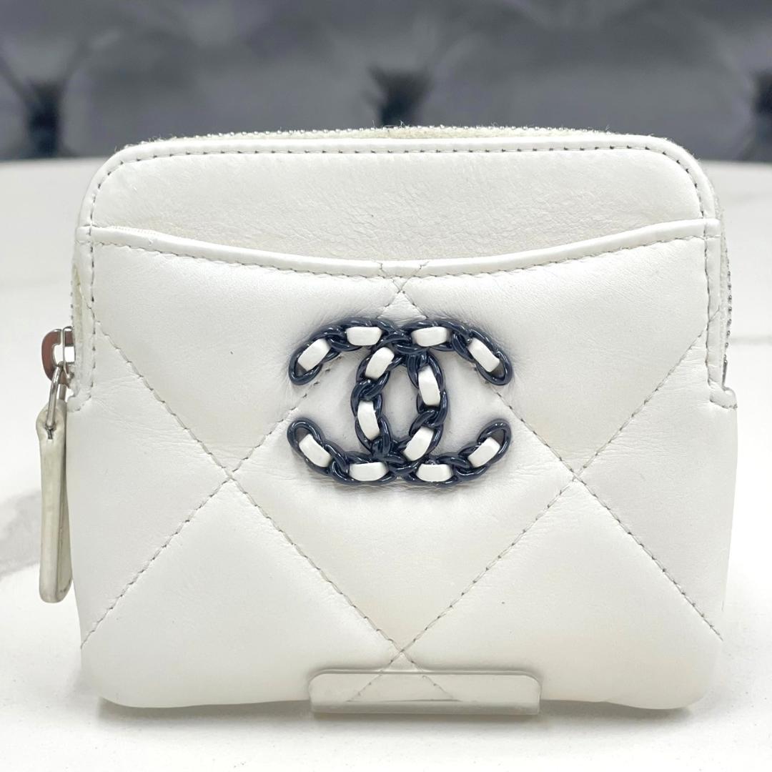 シャネル　ジップパース　シャネル19　白　ラムスキン　AP2086