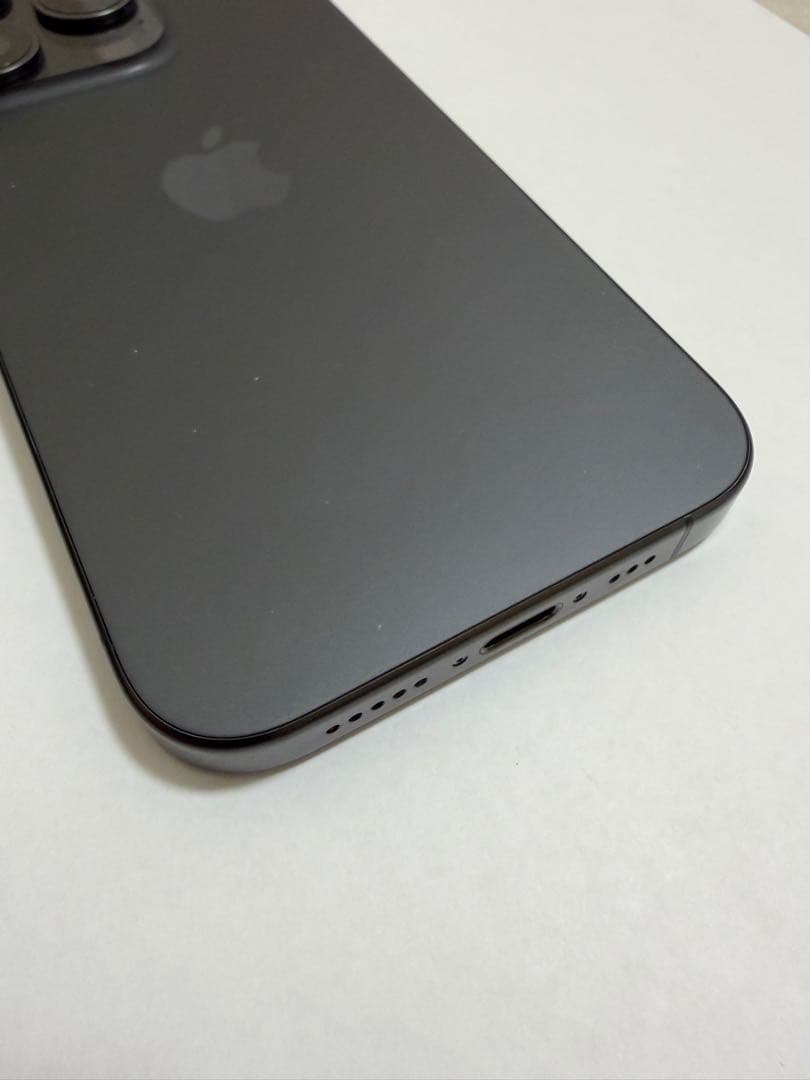 iPhone 15 Pro ブラックチタニウム　256GB