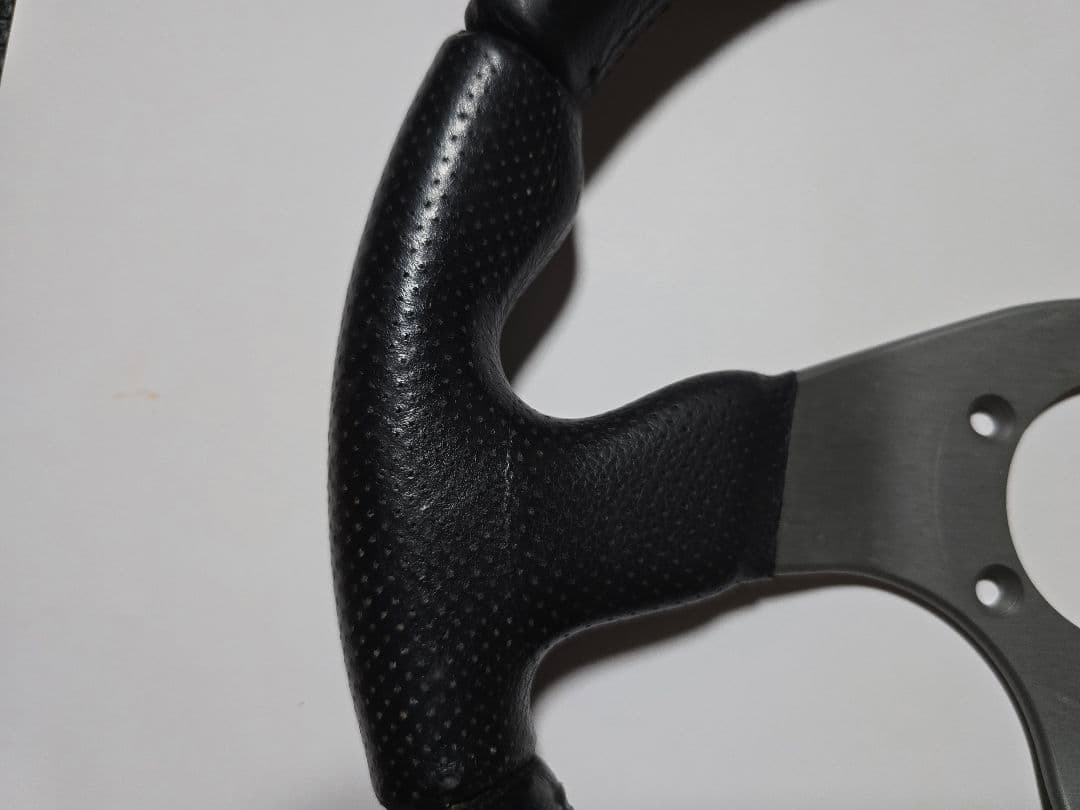 MOMO　ステアリング　MOMORACE　モモレース　32パイ　ホーンボタン付き