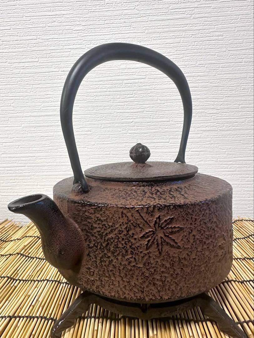 未使用品、付属品付　南部運南堂 鍋元 楓紋様 南部鉄瓶　南部鉄器　調理器具