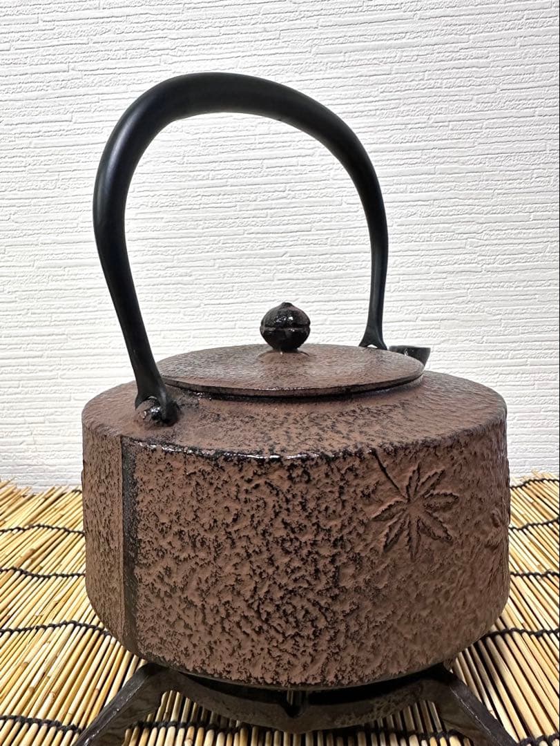 未使用品、付属品付　南部運南堂 鍋元 楓紋様 南部鉄瓶　南部鉄器　調理器具