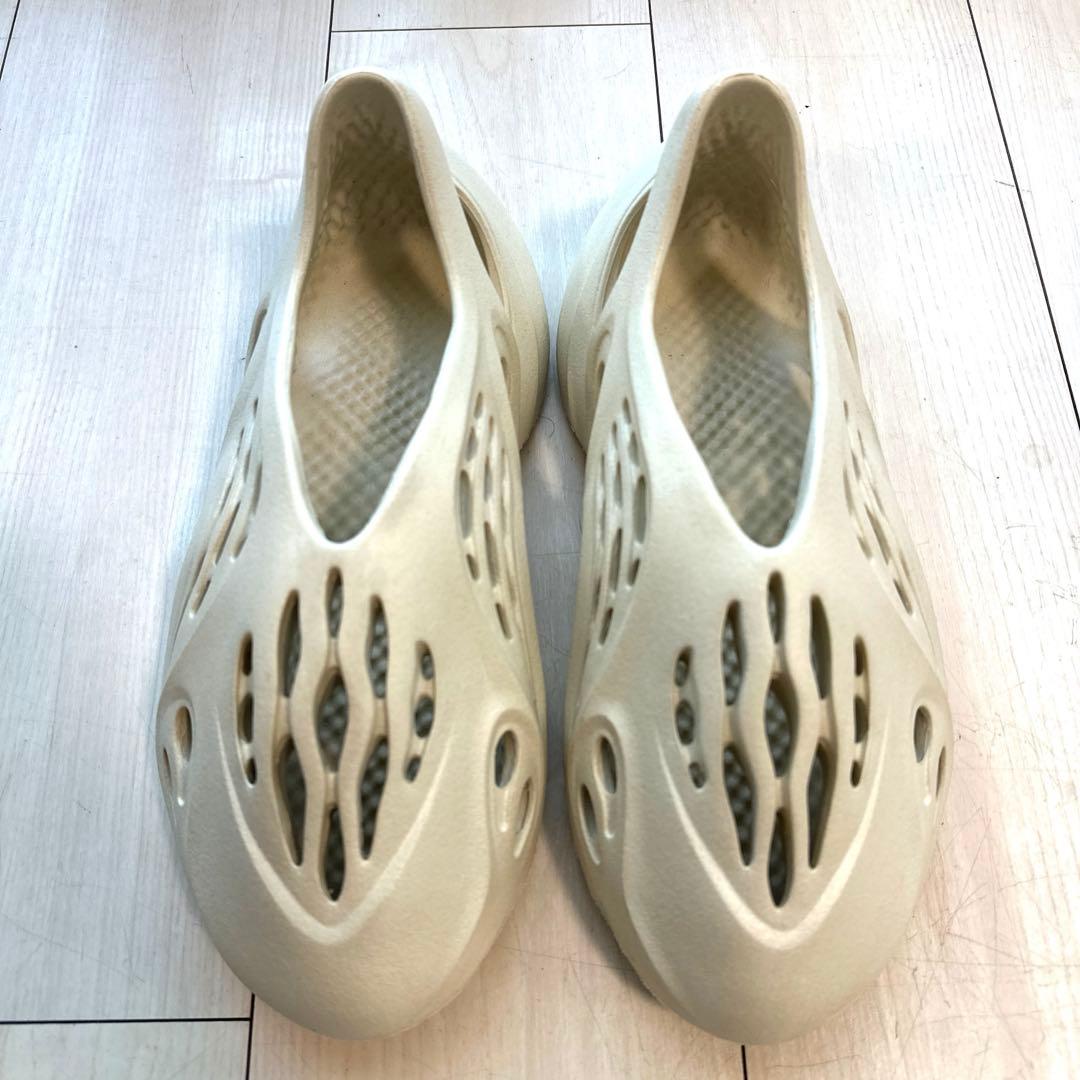 靴 Adidas Yeezy Foam