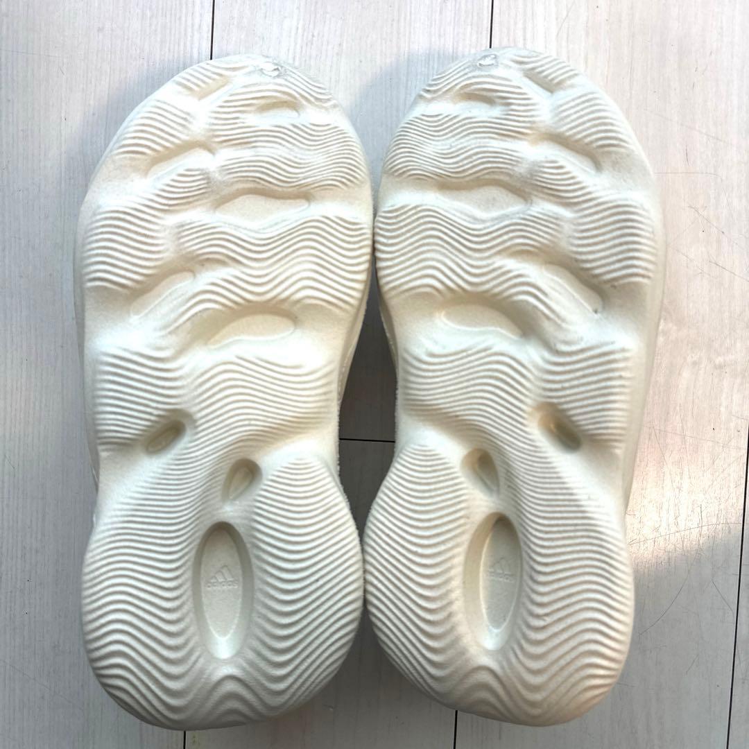 靴 Adidas Yeezy Foam