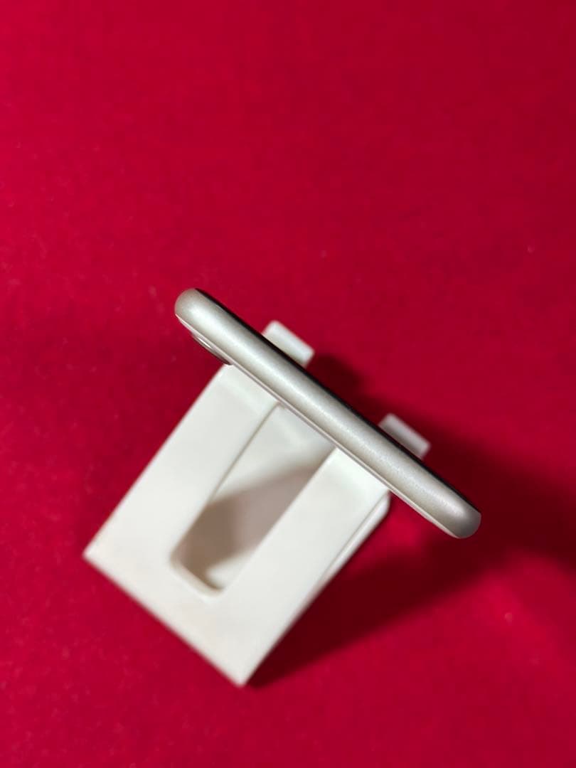 【1765】iPhone SE3第3世代スターライト 64GB simフリー