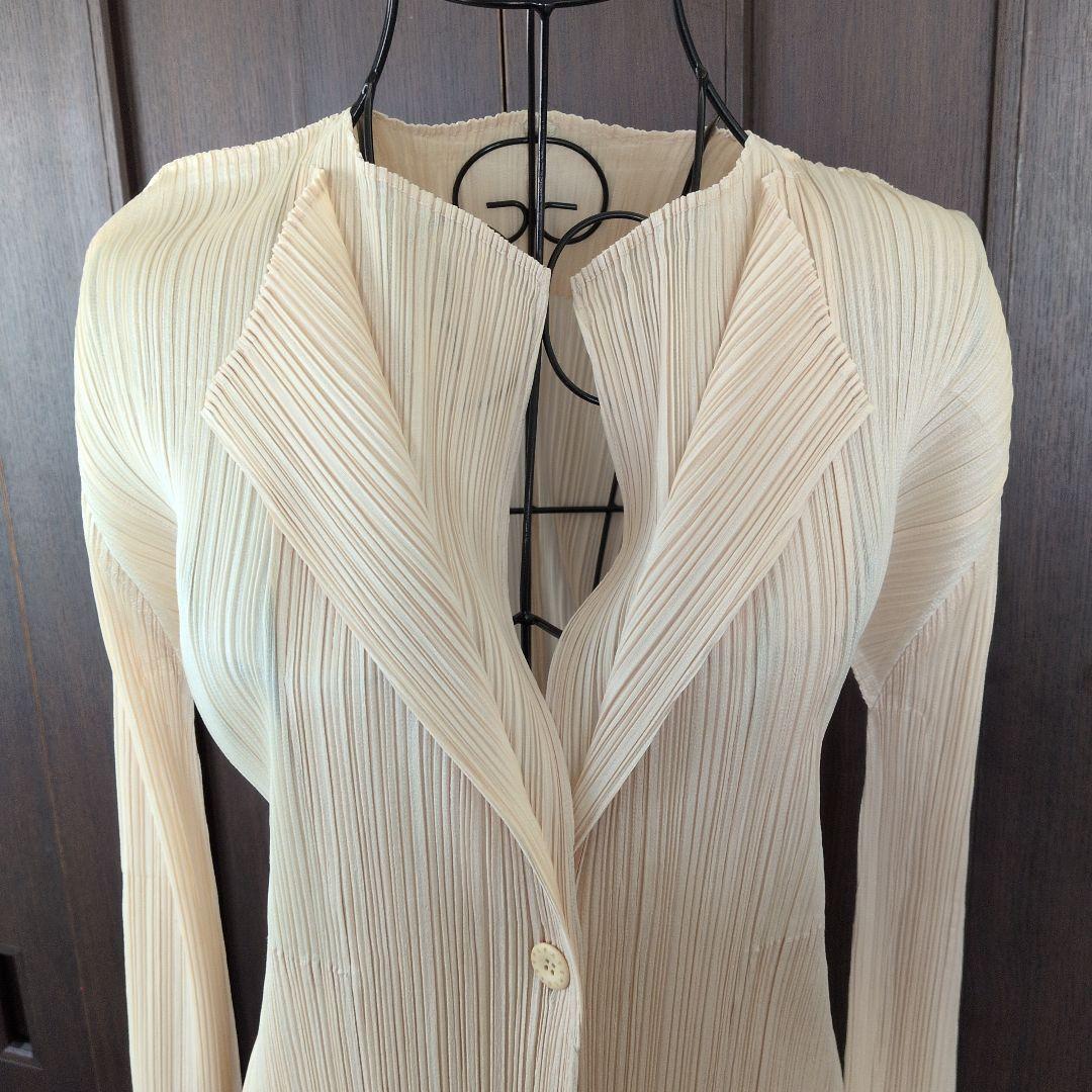 クリーム色 プリーツ テーラードジャケット