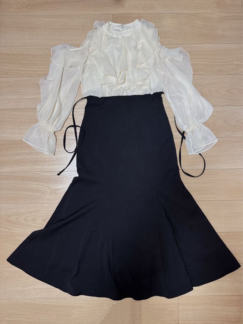 アプワイザーリッシェ　ショルダーフリルドッキングワンピース　新作　美品