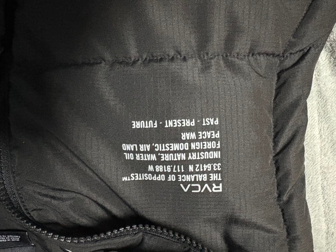 RVCA フード付きベストダウンベスト ブラック フードは取れます。