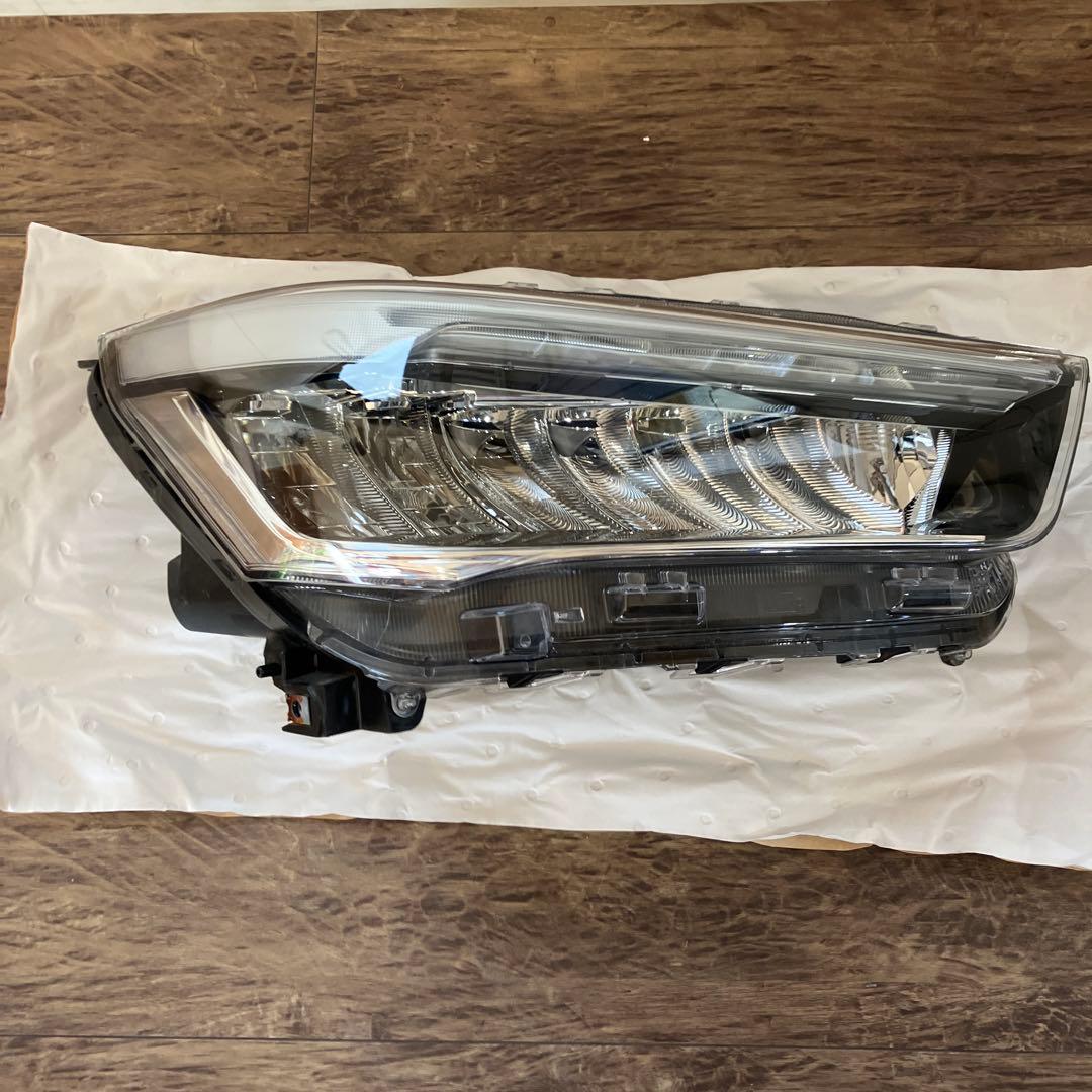 AA20トヨタ ライズ 純正 LED ヘッドライト 右8110-B1710