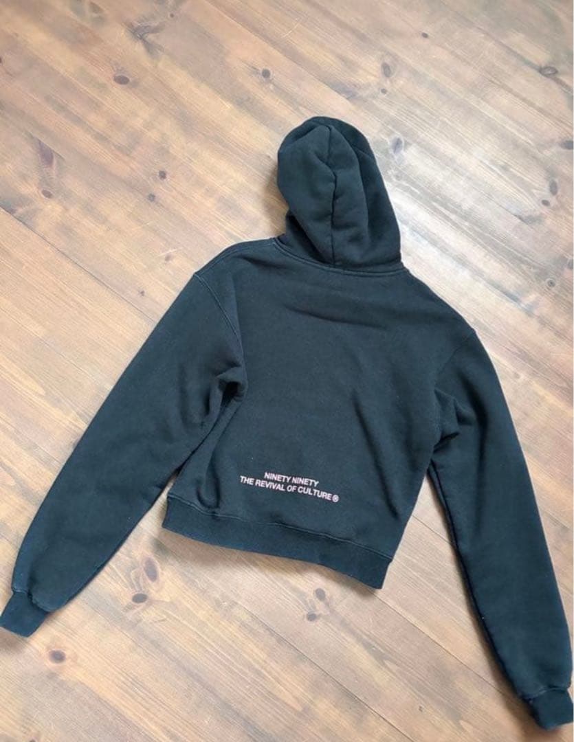 90® フード付きクロップドパーカー