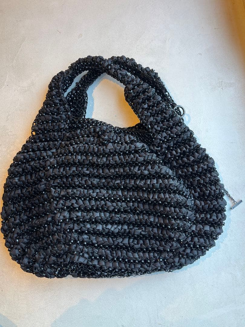 【極美品】ANTEPRIMA 黒 リボン編み ハンドバッグ　フラワーチャーム付き