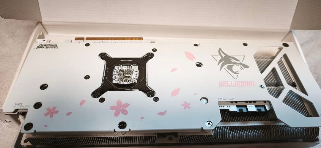 【中古品、おまけ付】powercolerRX7800XT SAKURA