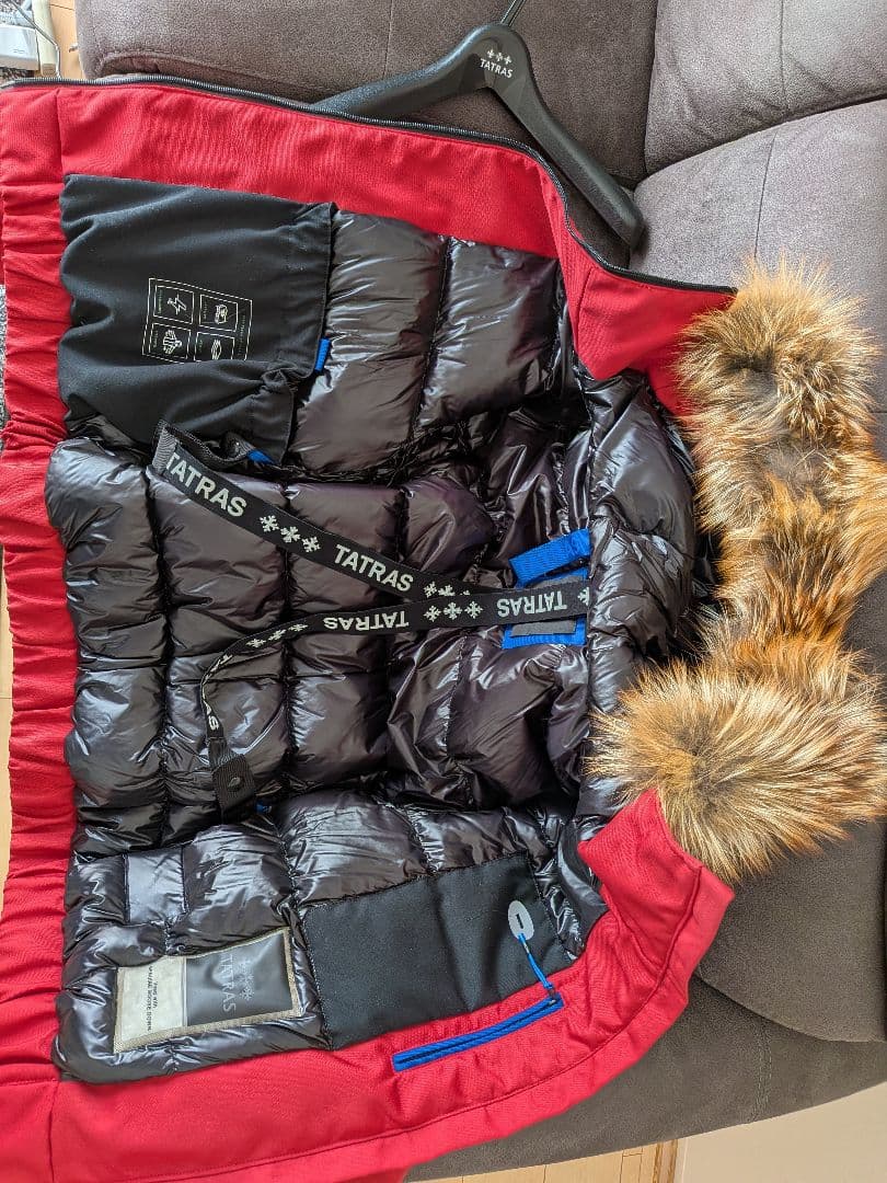 さくら: TATRAS BARAT 赤 ダウンジャケット（ハンガー付き）