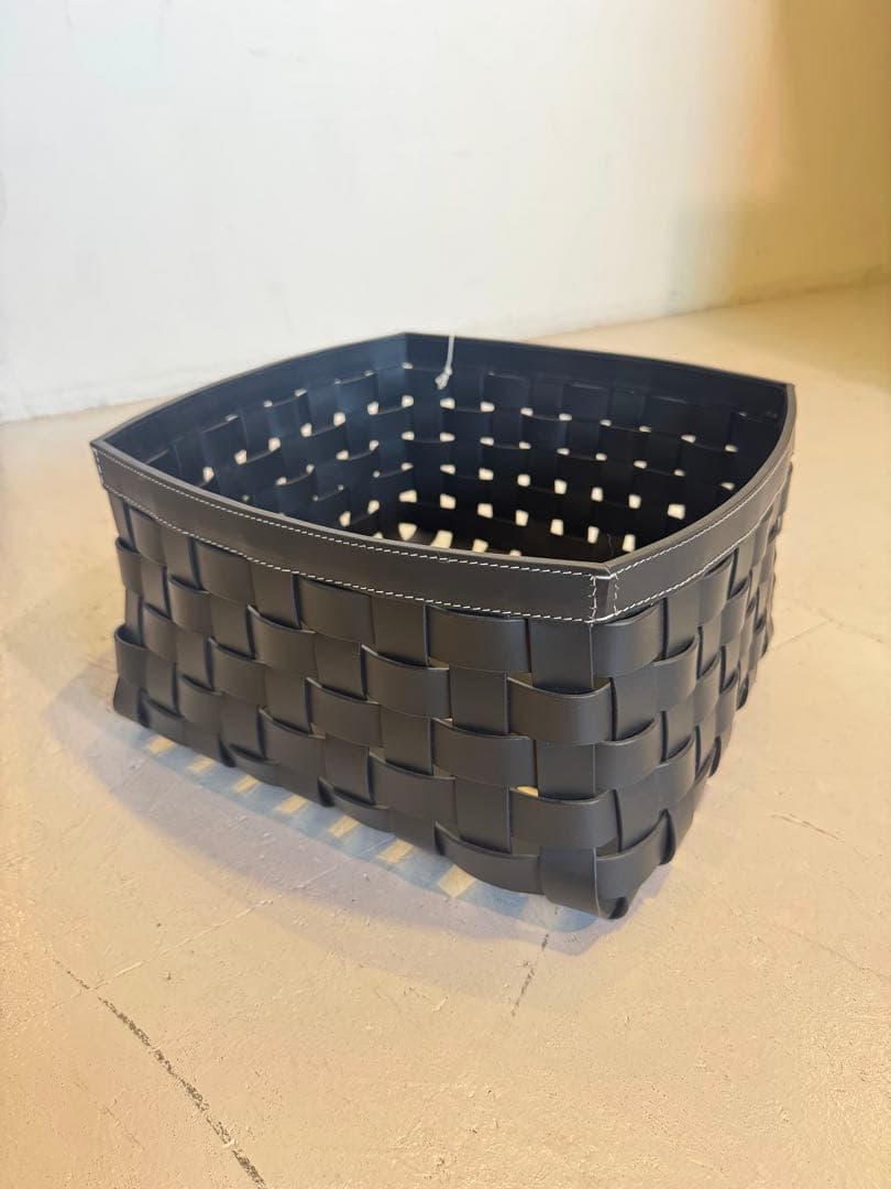 本革ブラック　編み込みデザイン 収納バスケット アクタス