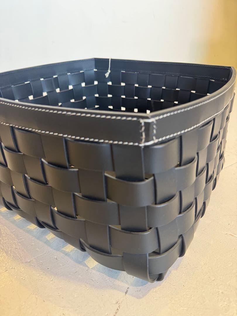 本革ブラック　編み込みデザイン 収納バスケット アクタス