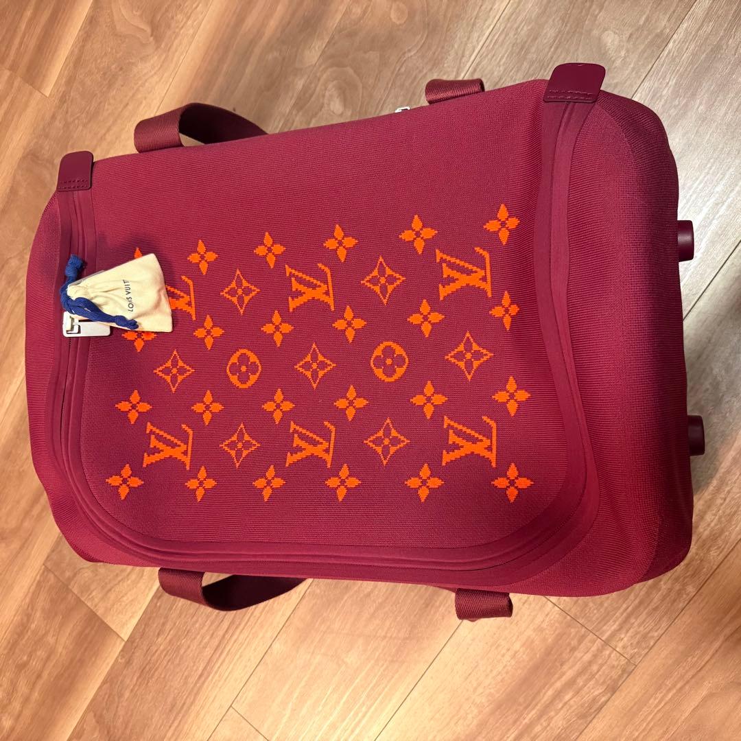 赤いモノグラムデザインボストンバッグ