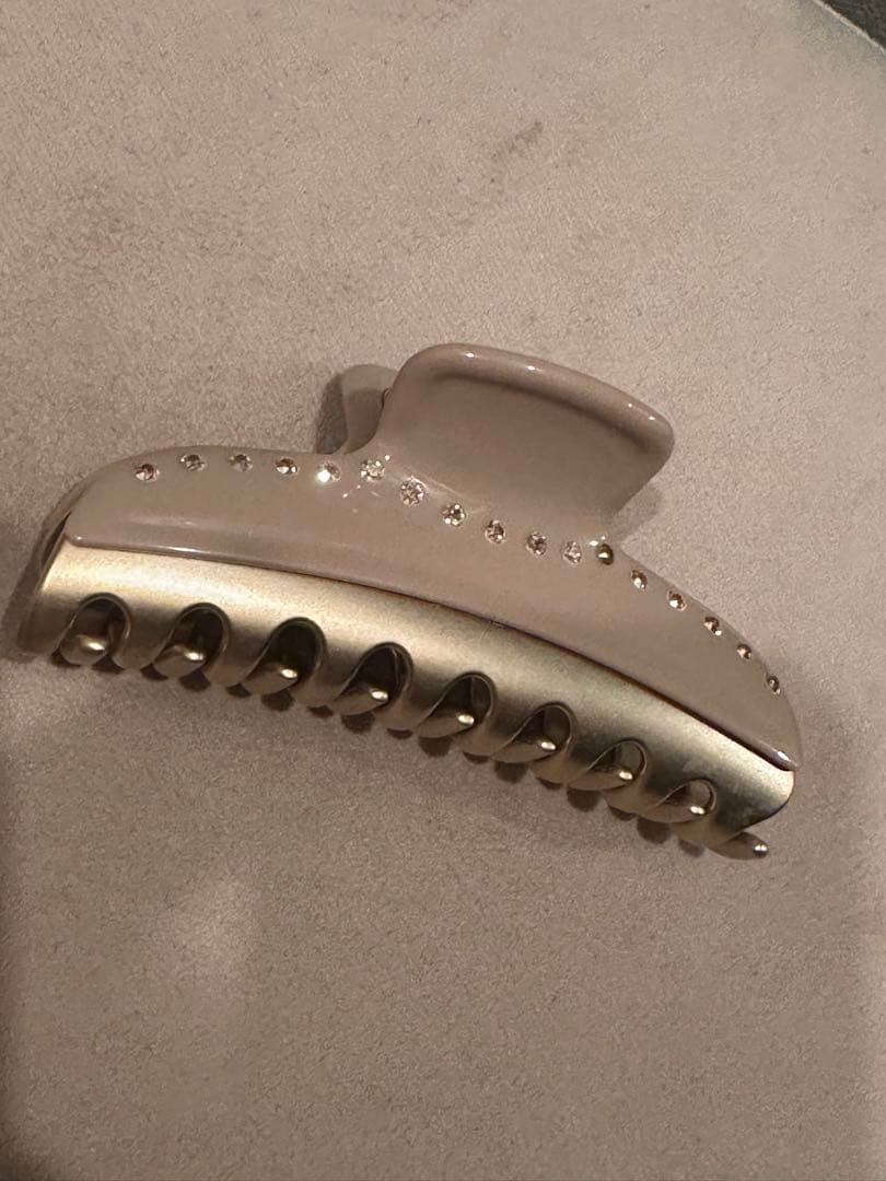 アレクサンドルドゥパリ　ベージュ　ストーン装飾付きヘアクリップ