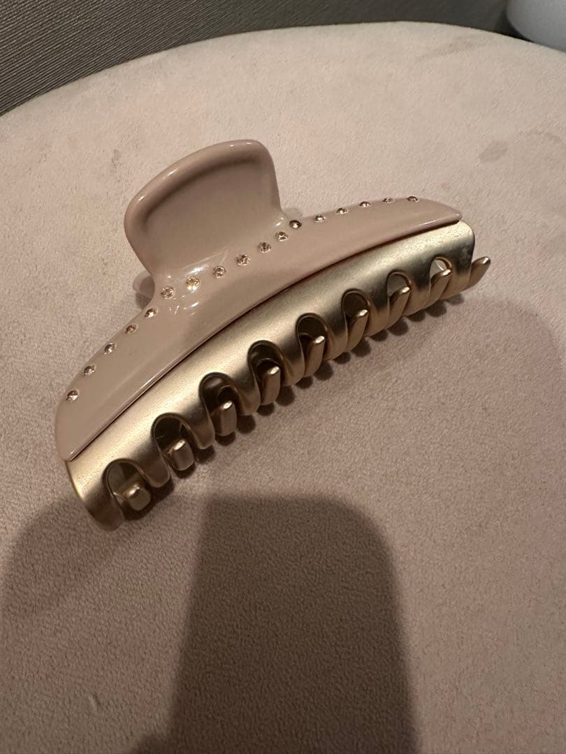 アレクサンドルドゥパリ　ベージュ　ストーン装飾付きヘアクリップ