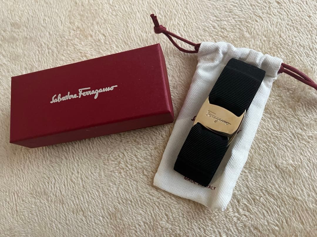 超美品！フェラガモ　バレッタ　ゴールド