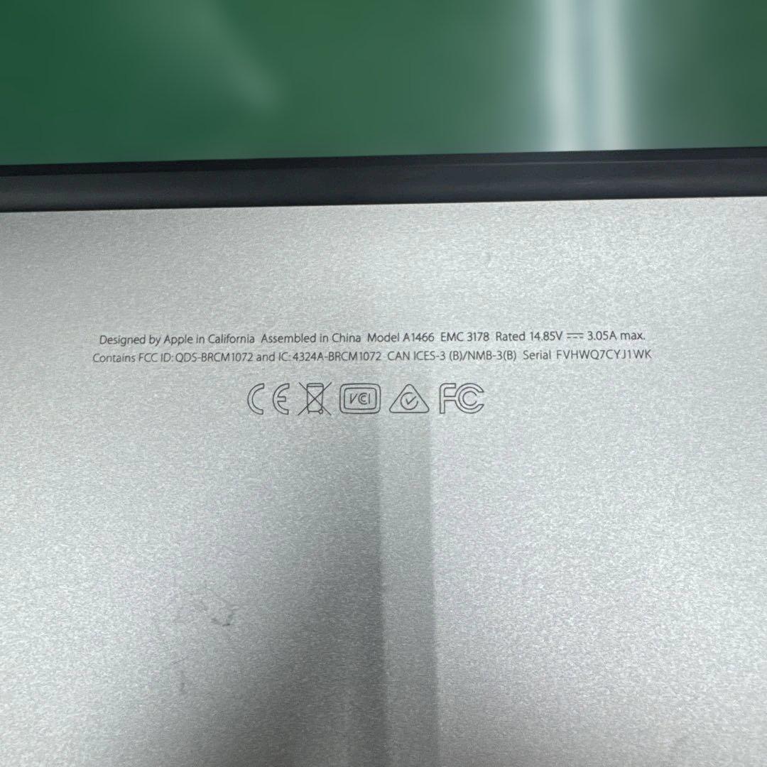 MacBook Air 本体と充電器、おまけケース、A1466