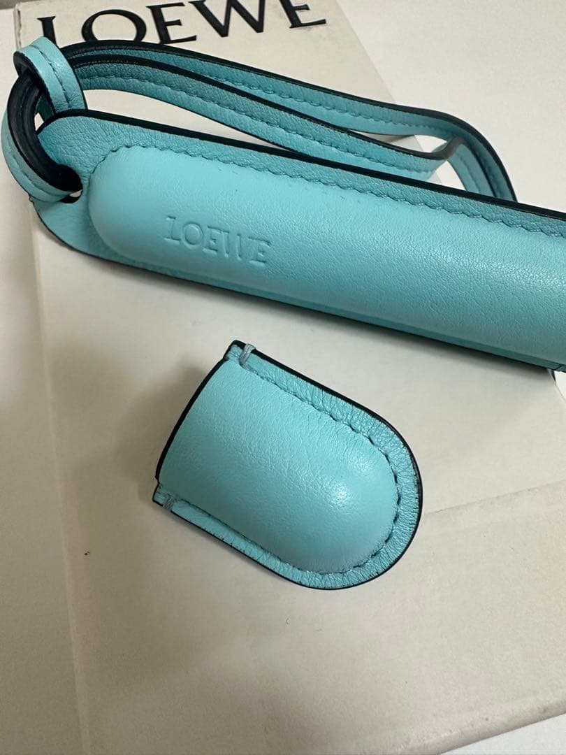 美品☆LOEWE レザー チャーム ライトブルー　香水　ロエベ