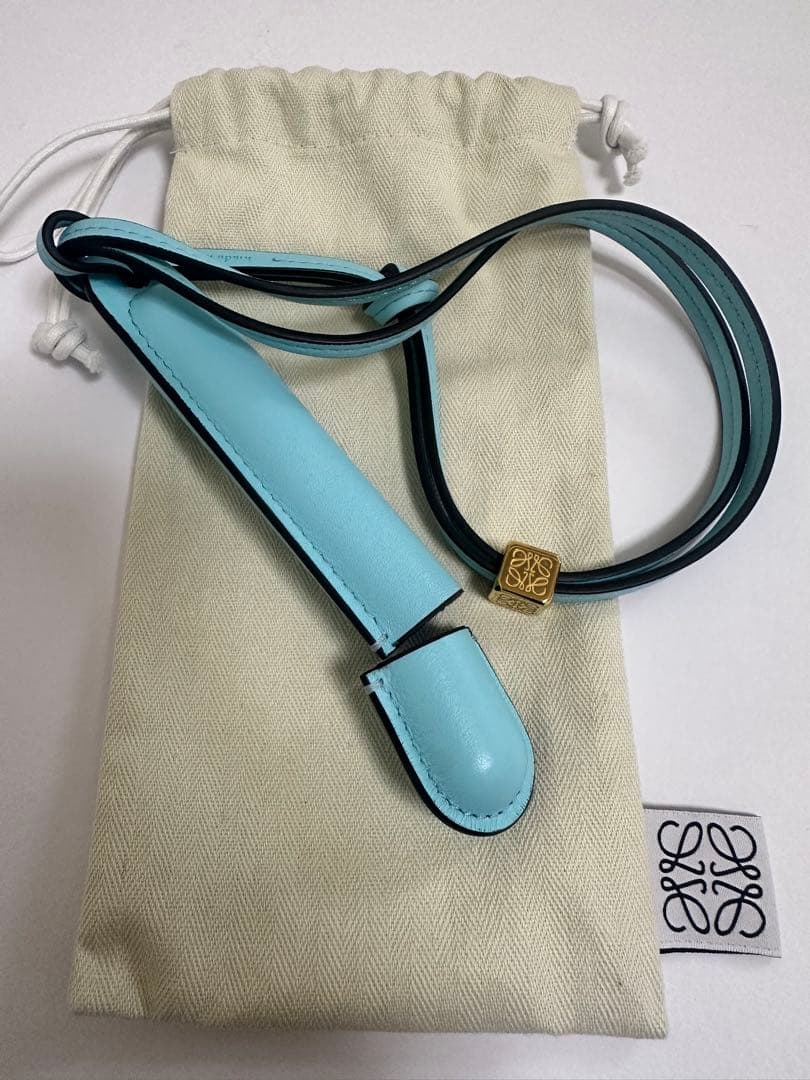 美品☆LOEWE レザー チャーム ライトブルー　香水　ロエベ