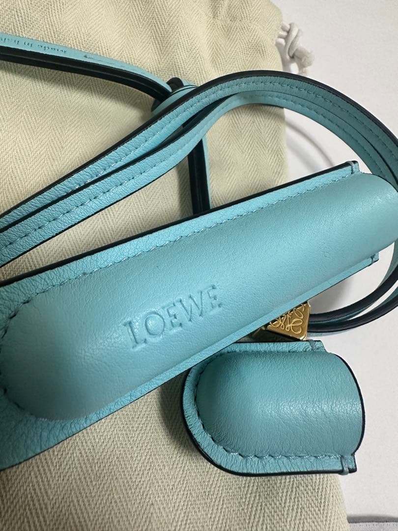 美品☆LOEWE レザー チャーム ライトブルー　香水　ロエベ