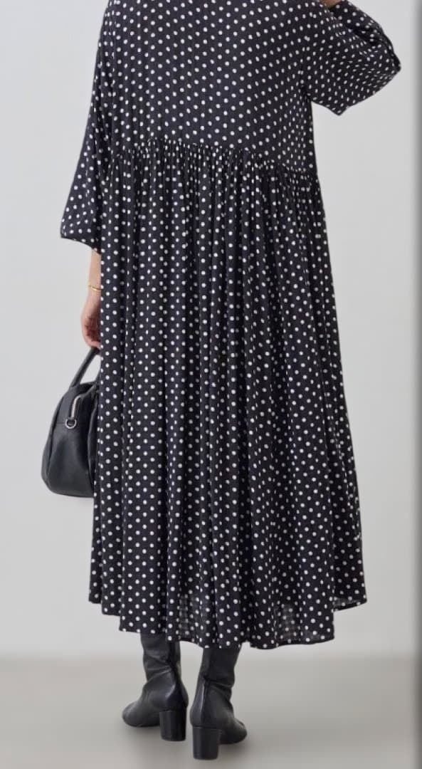 新品未使用 ビアズリー 水玉模様の長袖フレアワンピース