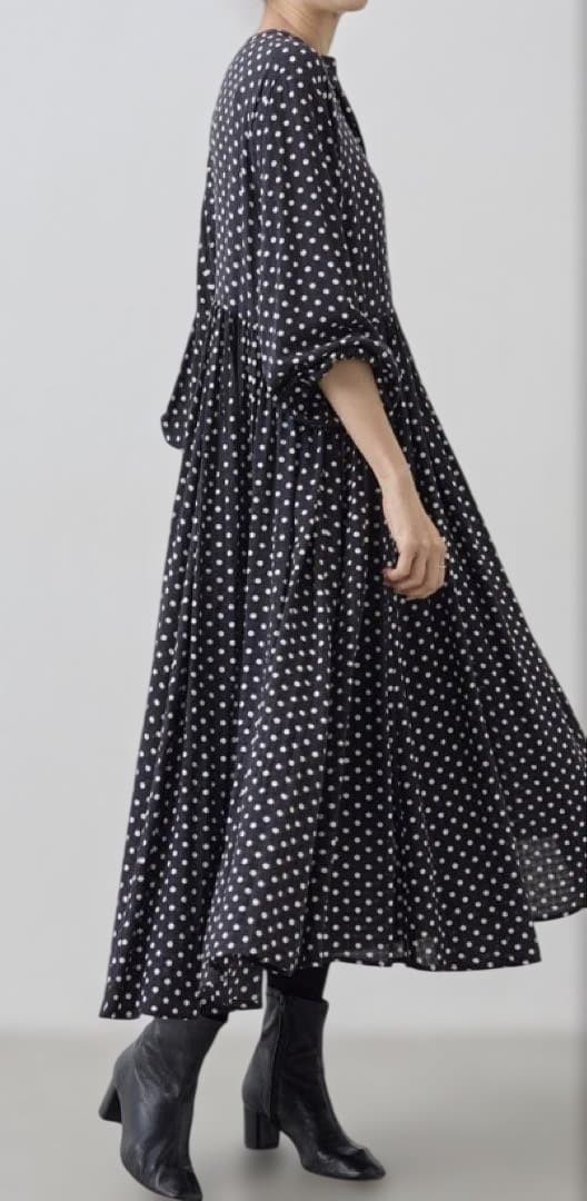 新品未使用 ビアズリー 水玉模様の長袖フレアワンピース