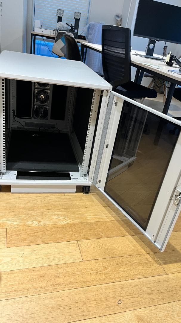 東京　直接引取　静音サーバーラック「W600×H669×D1,000」