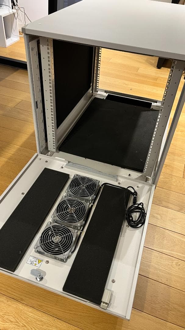 東京　直接引取　静音サーバーラック「W600×H669×D1,000」