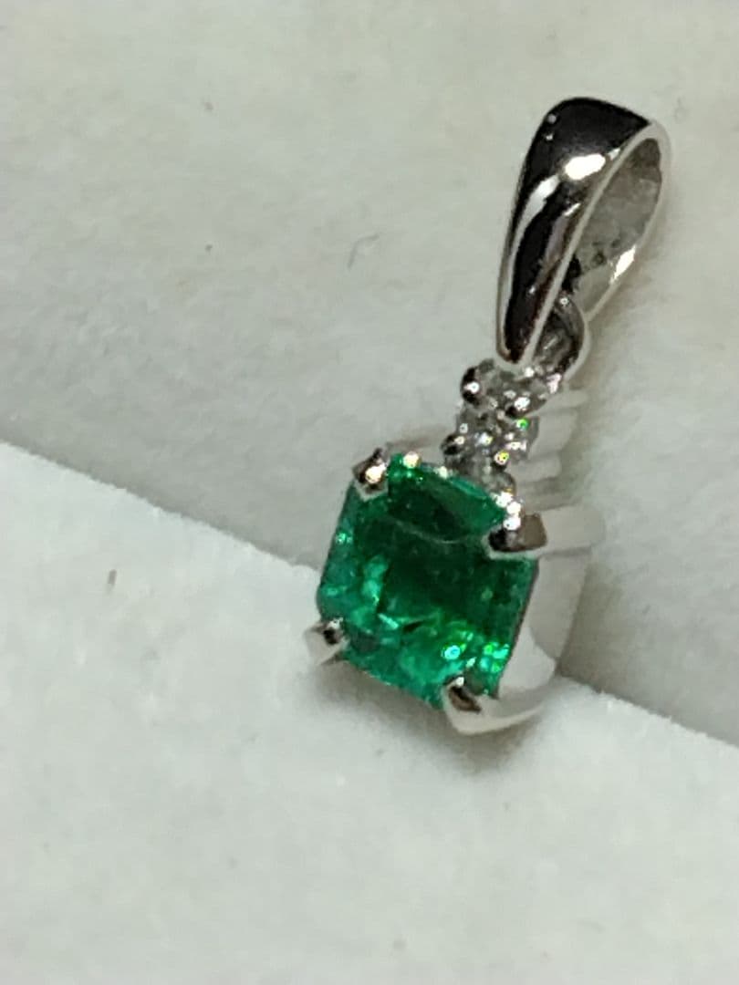 Pt900エメラルド、ダイヤモンドつきペンダントトップ