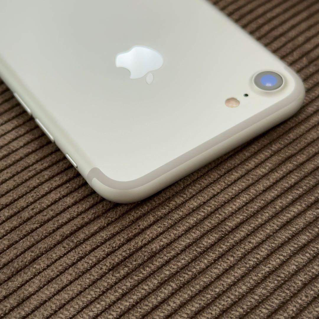 極美品　iPhone7 32GB シルバー　本体