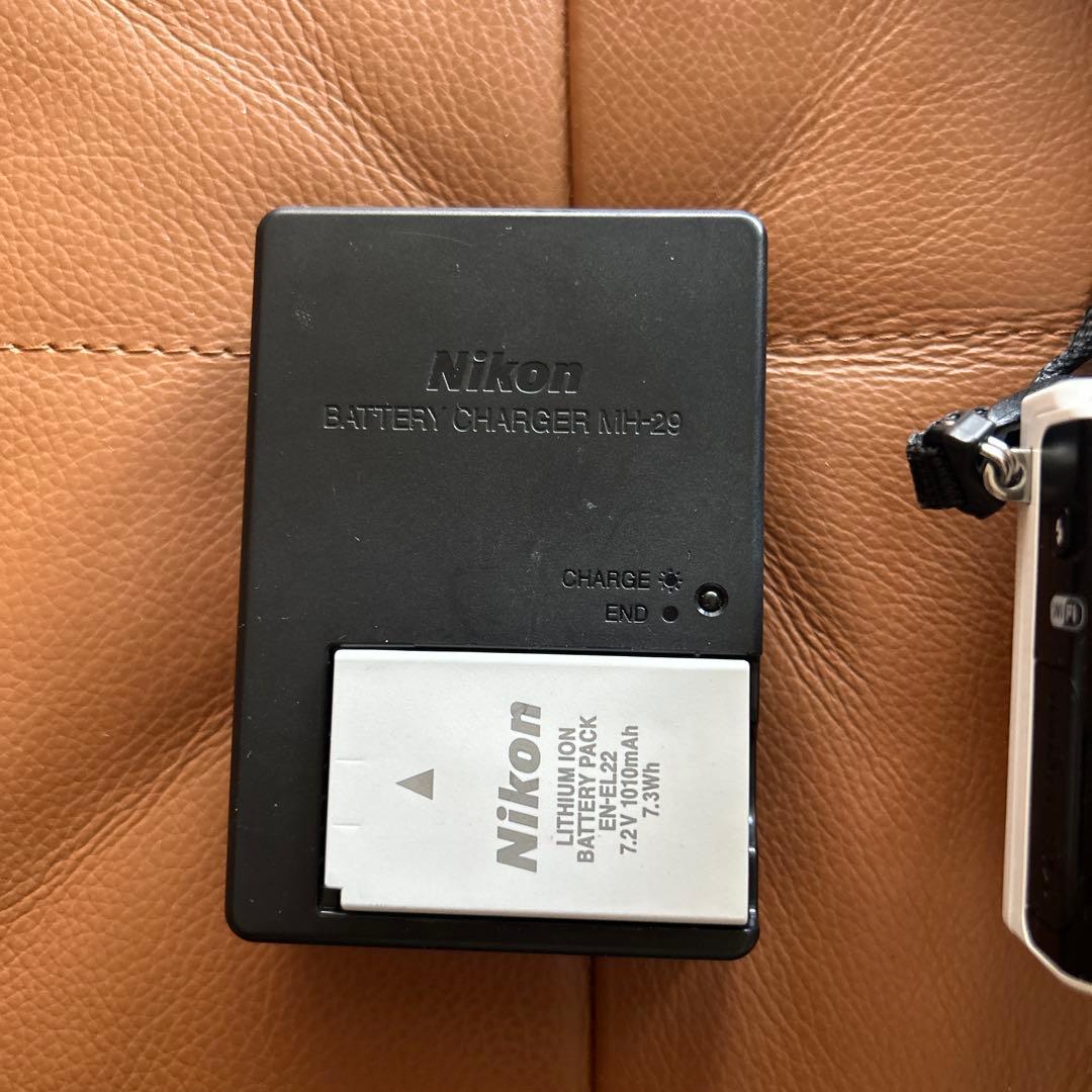 Nikon 1 ホワイト デジタルカメラ 本体　レンズ付き