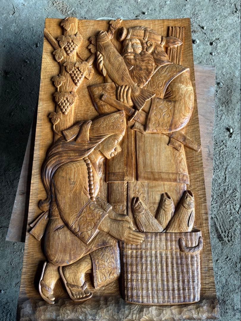 アイヌ民族の木彫りの壁掛けです。