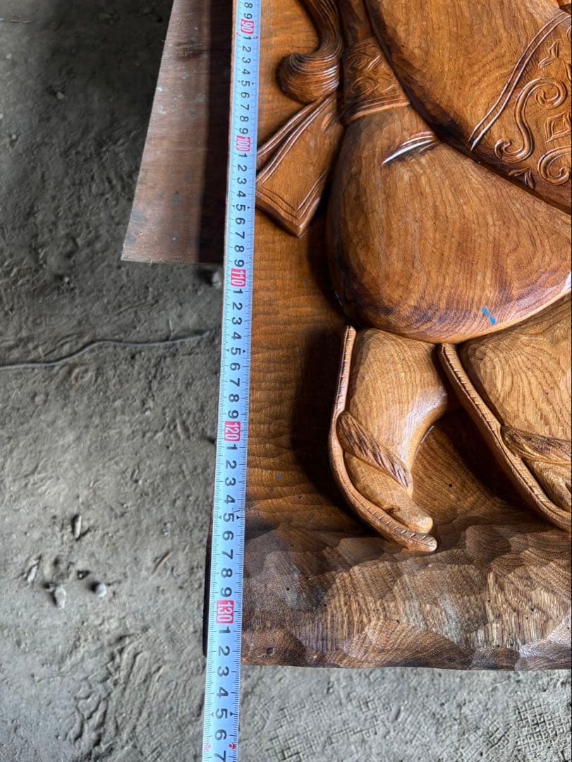 アイヌ民族の木彫りの壁掛けです。