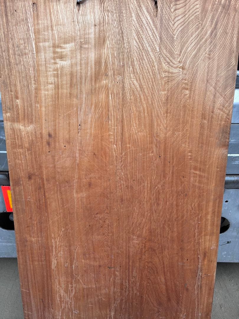 アイヌ民族の木彫りの壁掛けです。