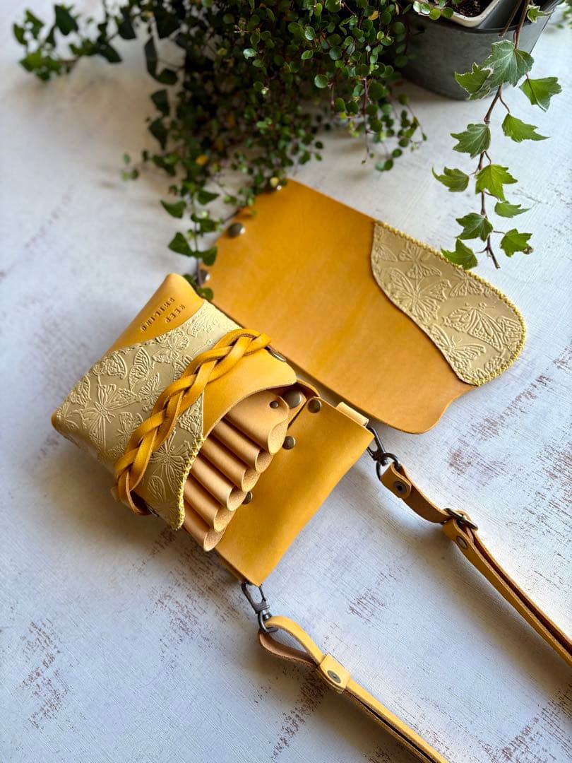 sakura 手染めイエロー、蝶型押しの蓋付きシザーケース