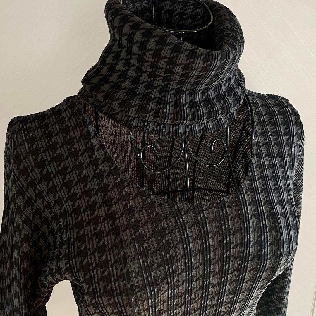 PLEATS PLEASE 黒とグレーのチェック柄　タートルネック付き