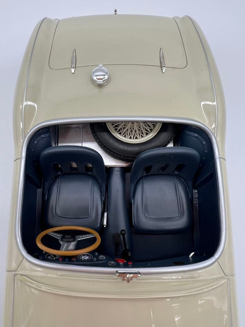 No370 ミニカー1/18箱あり Austin Healey100S 1955