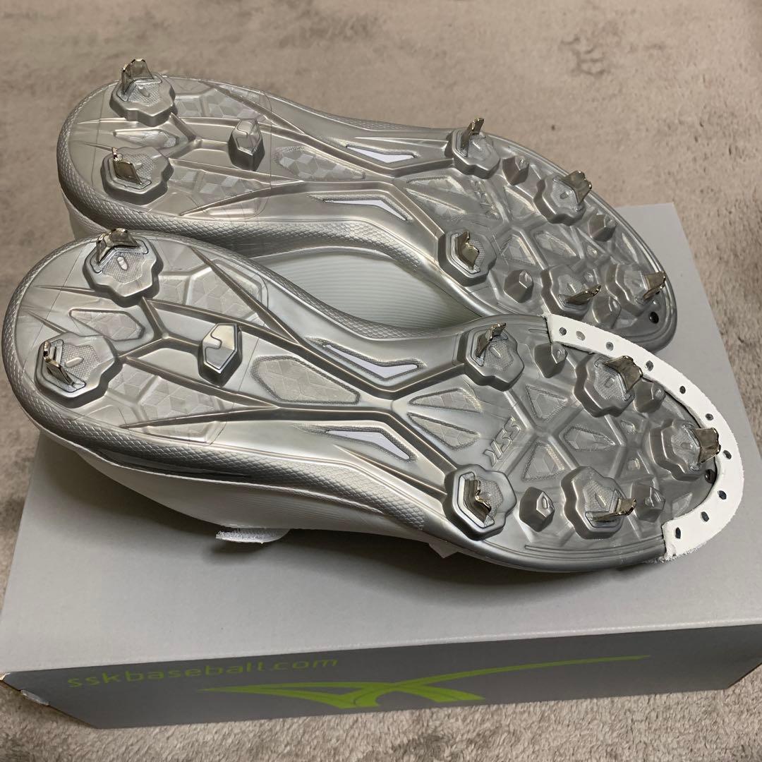 SK ホワイト スパイクシューズ