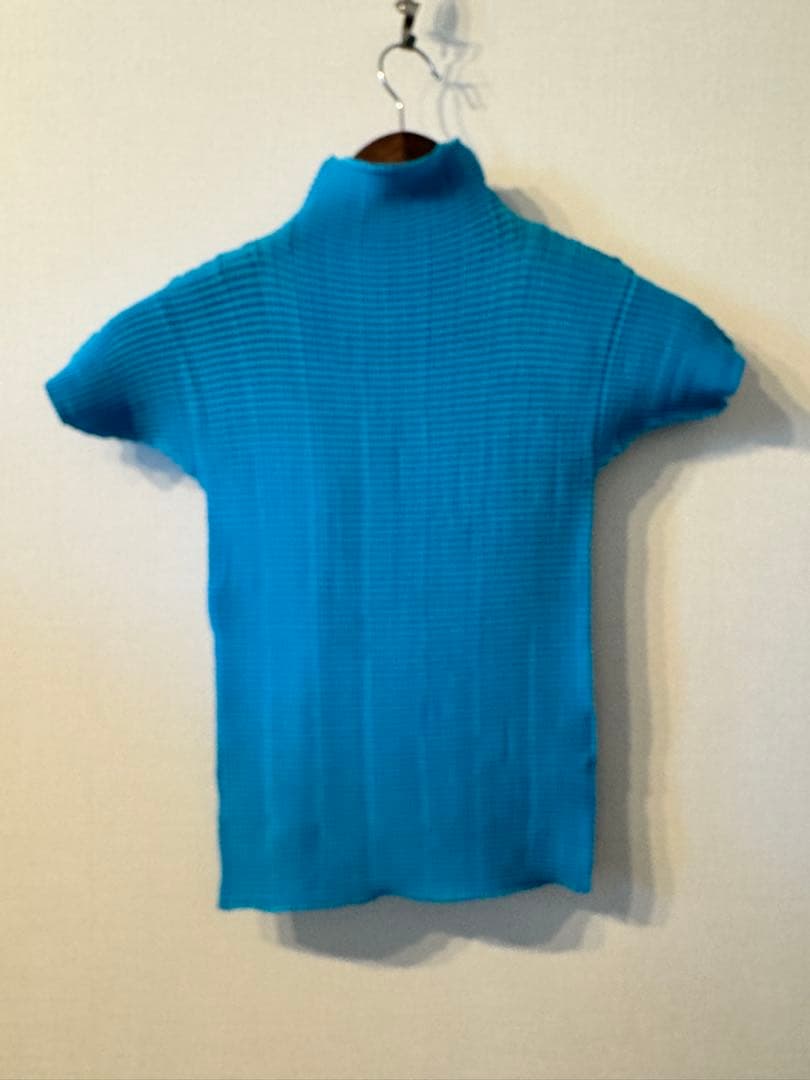 【ISSEY MIYAKE PLEATS】 (T) 青 半袖トップス