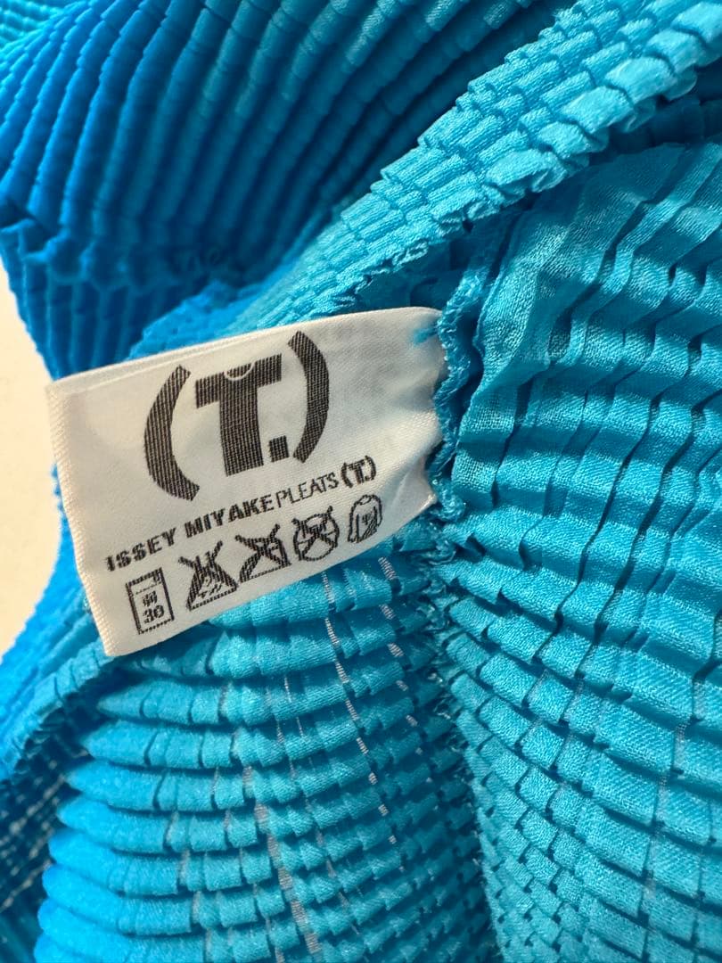 【ISSEY MIYAKE PLEATS】 (T) 青 半袖トップス