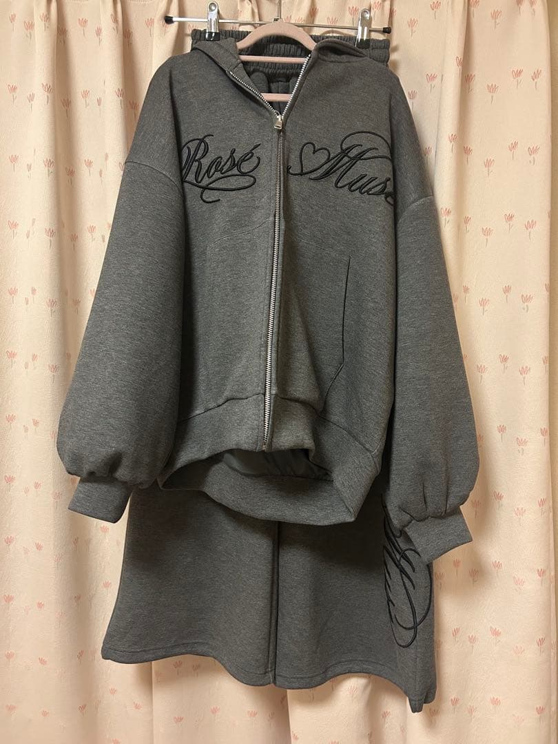 ロゼミューズ　Logo 3d embroidery hoodie チャコール