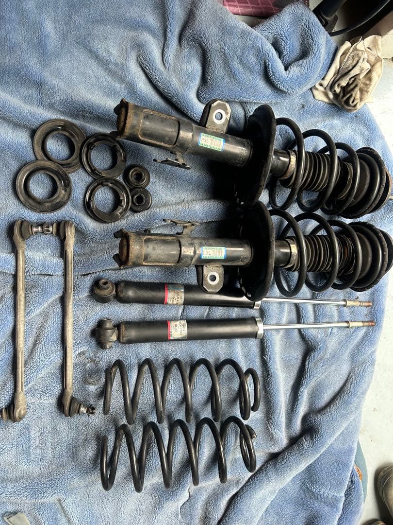 プリウスα後期　純正ショックアブソーバー