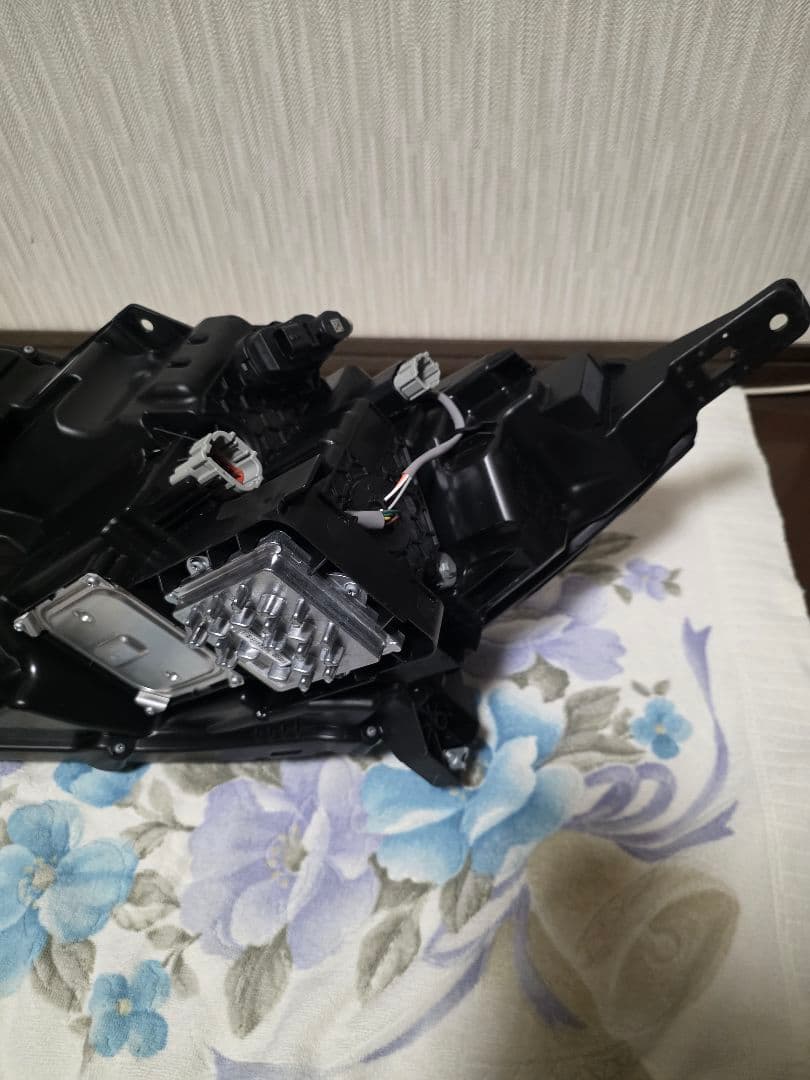 美品！　ユニット付き　日産　ノートオーラ　E13 右ヘッドライト