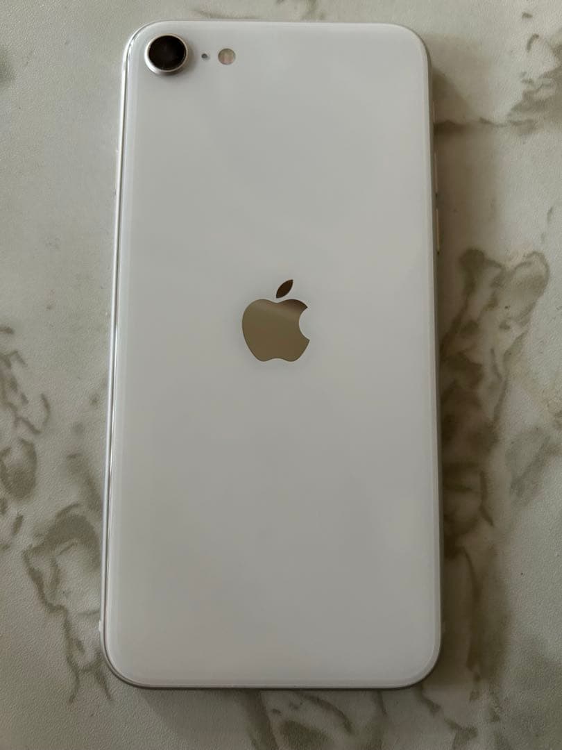 Apple iPhone SE（第3世代）ホワイト 本体