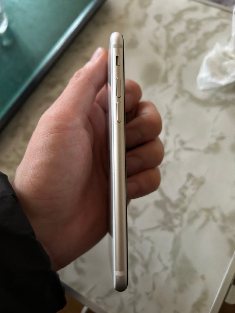 Apple iPhone SE（第3世代）ホワイト 本体