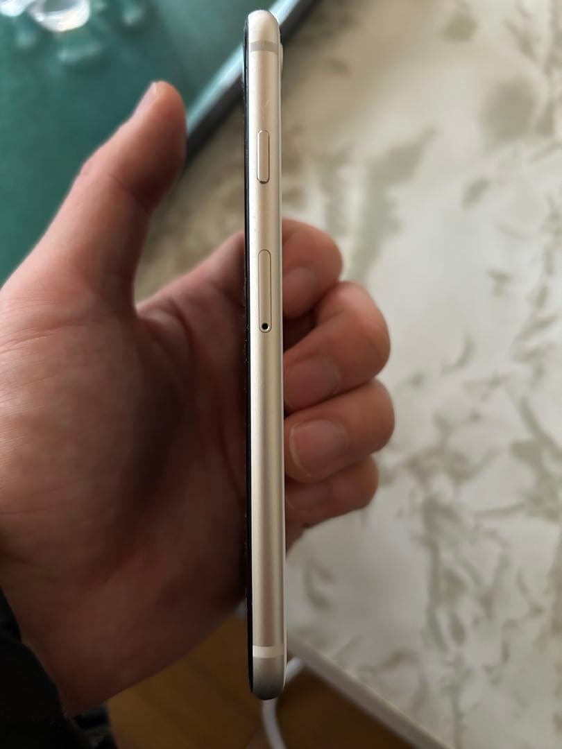 Apple iPhone SE（第3世代）ホワイト 本体