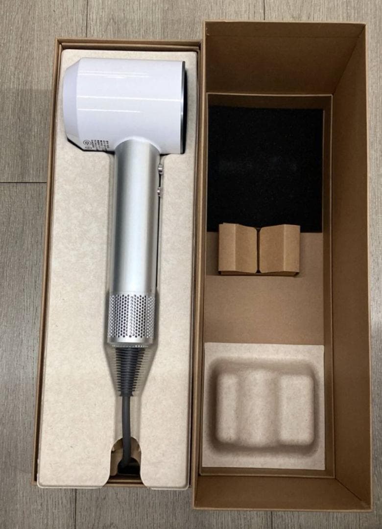 Dyson Supersonic ヘアドライヤー（2回使用）- 銀色